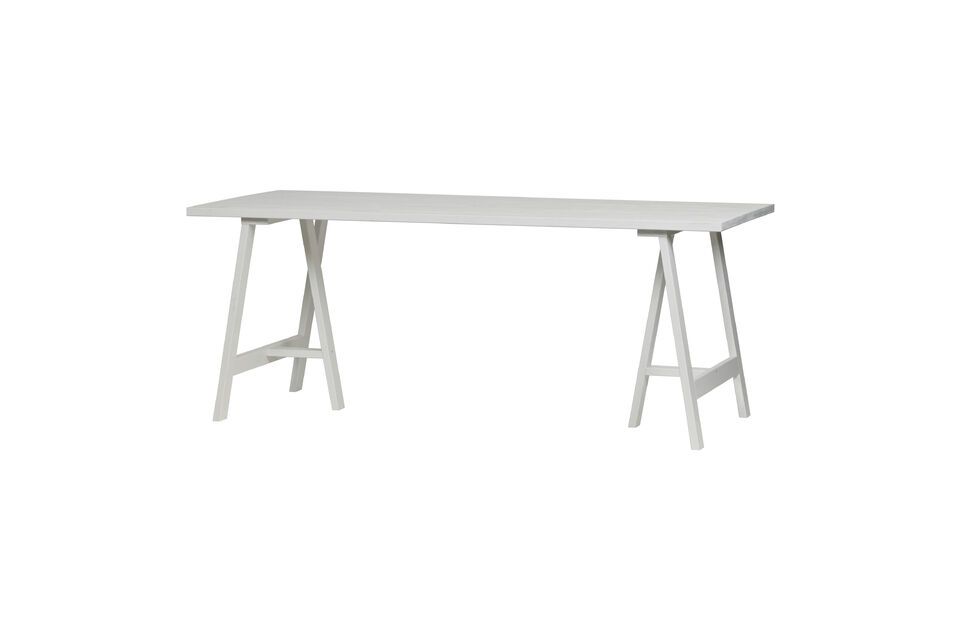 Le design simple mais élégant de la table en fait un ajout intemporel à n\'importe quel