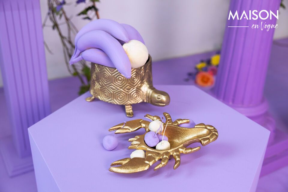 Incorporez une touche d\'humour à votre décoration avec le plateau en aluminium doré Lobster