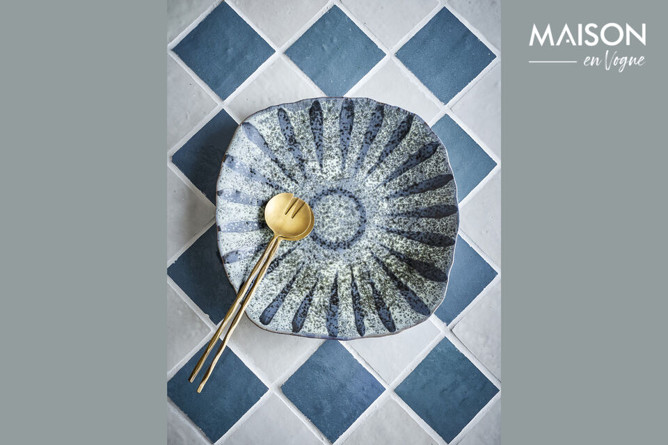 El plato de servir Ramie de Creative Collection es una pieza decorativa de gres