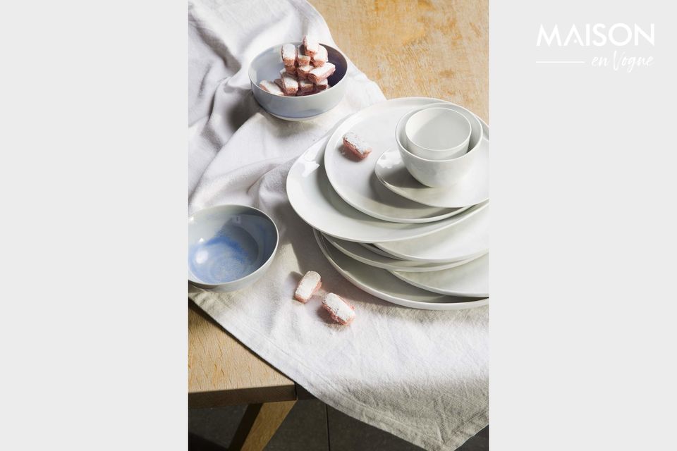 La inmaculada vajilla blanca tiene su propio encanto y encuentra un lugar natural en una mesa de