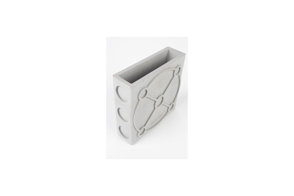Deze vaas is volledig gemaakt van beton en voegt een industrieel tintje toe aan elk interieur