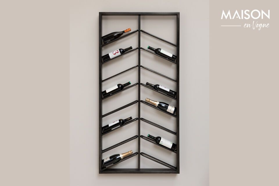 Aprovecha el espacio con estilo con un portabotellas de pared.