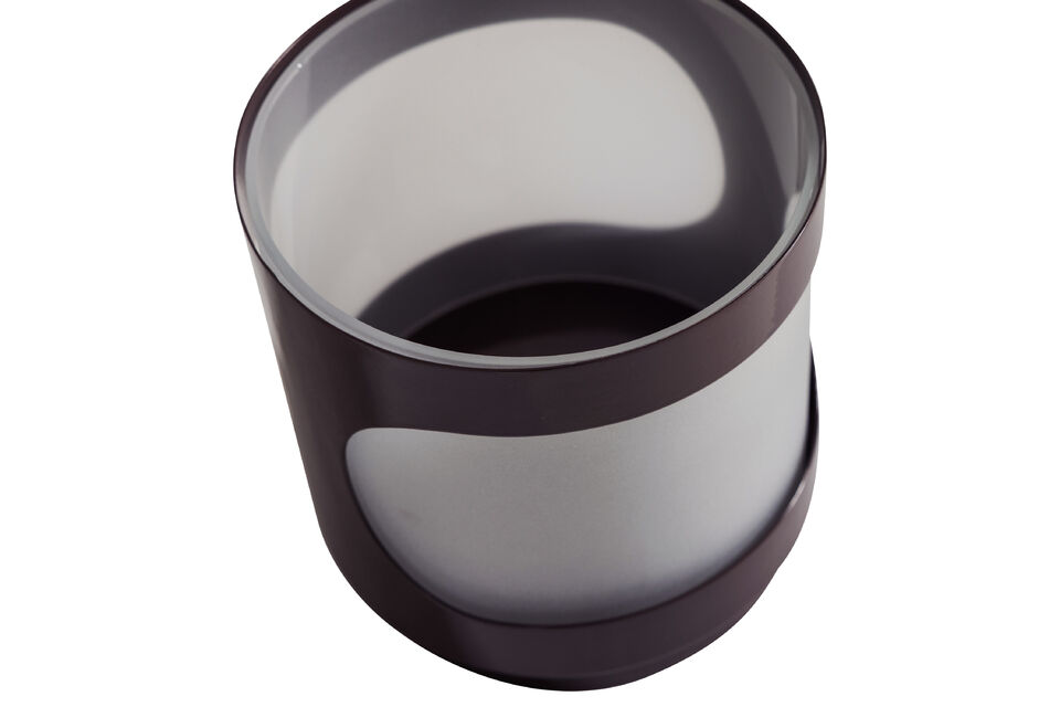La finitura high-gloss si distingue per il suo effetto riflettente e il colore uniforme