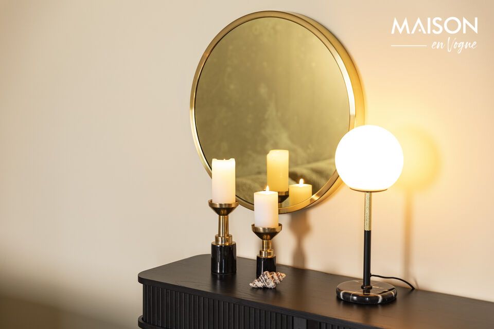 Añade un toque de glamour con nuestro elegante portavelas negro.