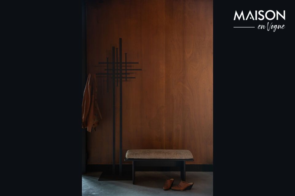 Élégance minimaliste en acier noir sculpté.