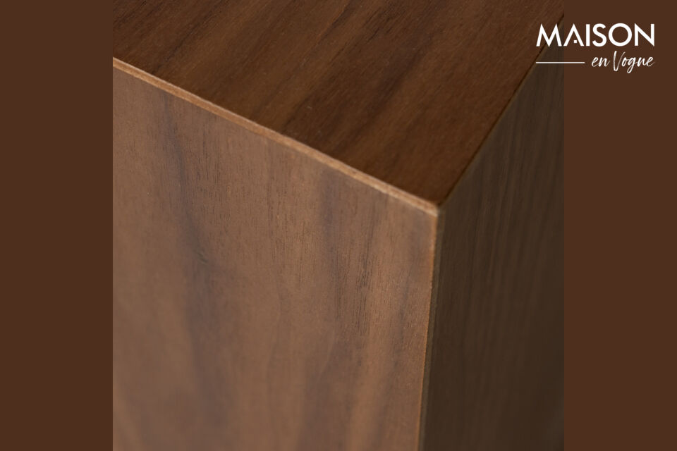 Enid est une colonne généreuse et robuste au design simple