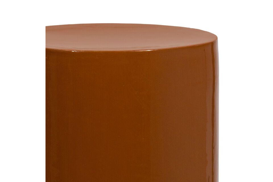 Toval est fabriqué en métal et fini avec une finition brillante miel