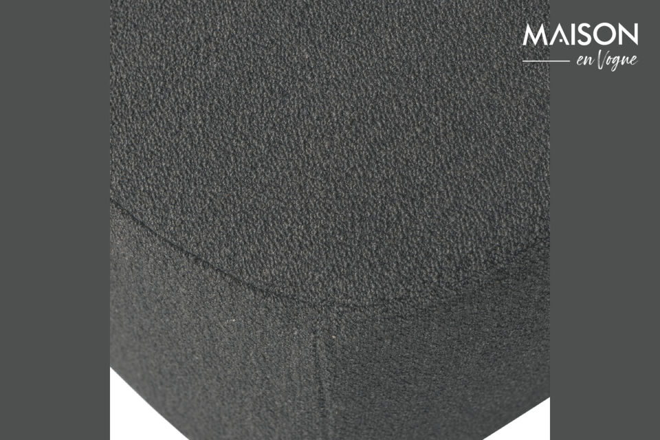 Inoltre, il pouf è versatile: perfetto come seduta extra, poggiapiedi o elemento decorativo