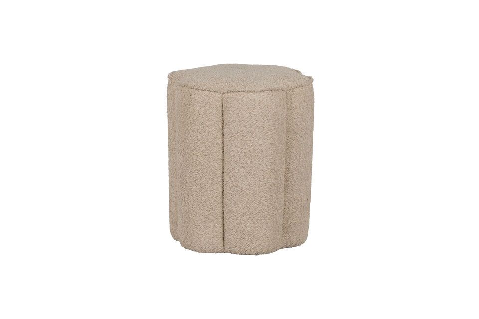 Le pouf bouclé En Polyester Sable Ollie est le complément parfait pour apporter une chaleur