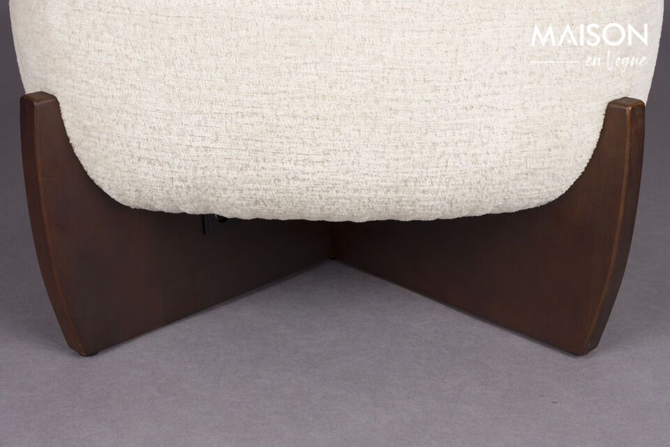 Le pouf en tissu beige Emilius évoque une pause douillette dans un univers à la fois contemporain