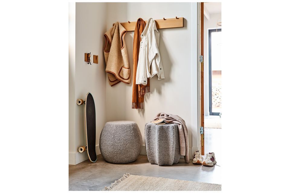 Joli pouf en tissu gris clair