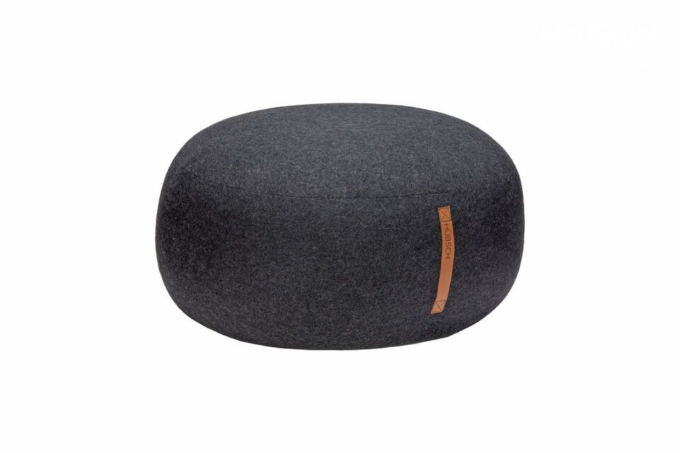 Le pouf Mochi en gris foncé offre un mélange parfait de fonctionnalité et de style chic