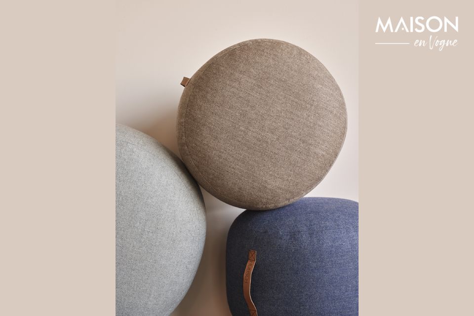 Un pouf rond bien rembourré et pratique