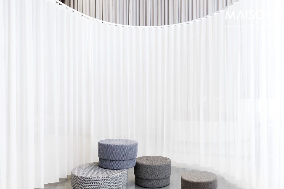 Pouf en tissu gris, rond et design