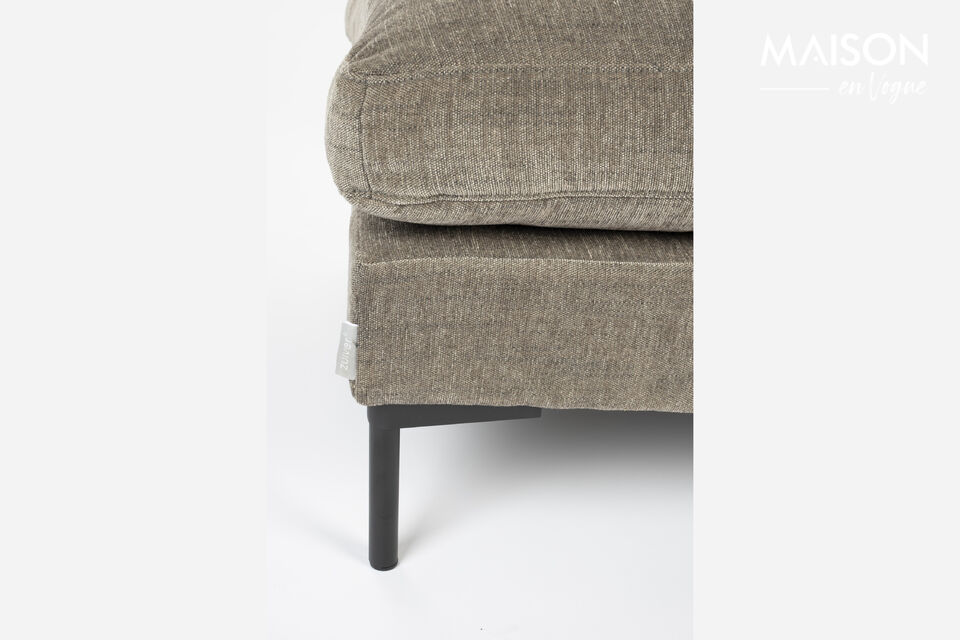 Il pouf è disponibile in diversi colori ed è realizzato in tessuto di alta qualità