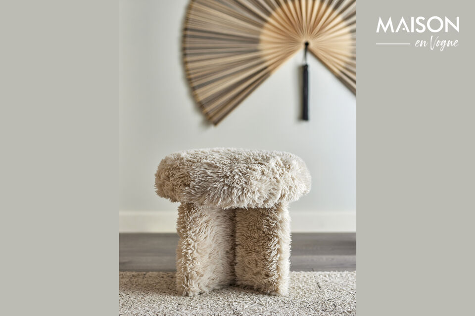 El puf Frikka de Bloomingville es un asiento decorativo y versátil con una funda suave y