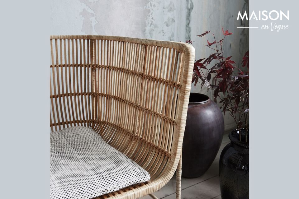 Hocker im schlichten, natürlichen Stil
