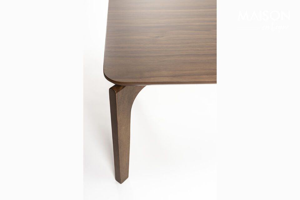 Deze stijlvolle meubels zijn gemaakt van hout met een prachtige diepe walnootkleur