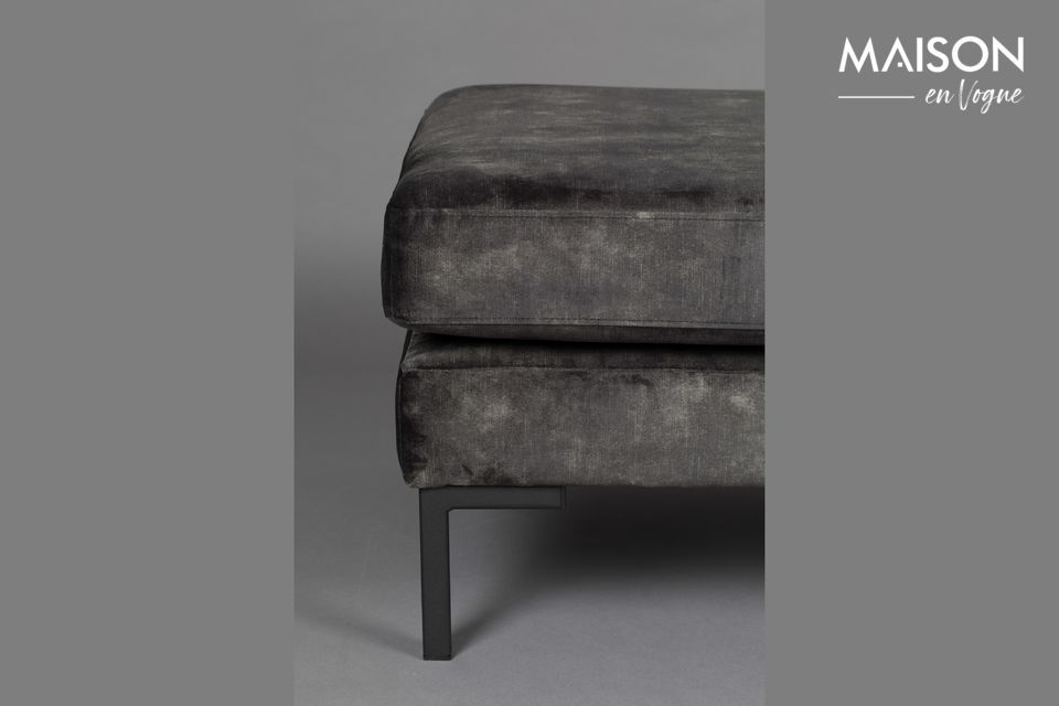 Son assise moelleuse et confortable fait de ce modèle un incontournable de votre salon ou de votre