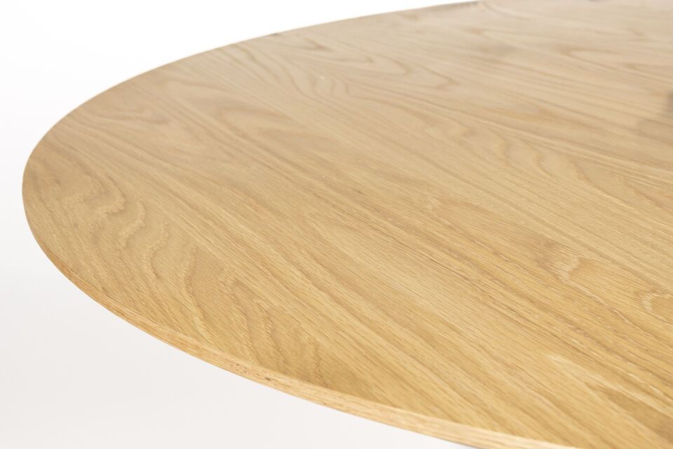 Aan het ronde tafelblad schuif je bovendien makkelijk stoelen bij