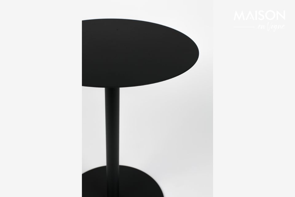 De kleine ronde bijzettafel Snow in het zwart biedt een ronde bovenkant en basis