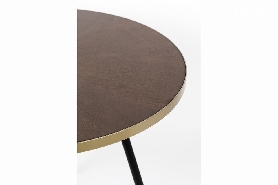 De Denise tafel heeft een verfijnd gouden lint rond de rand