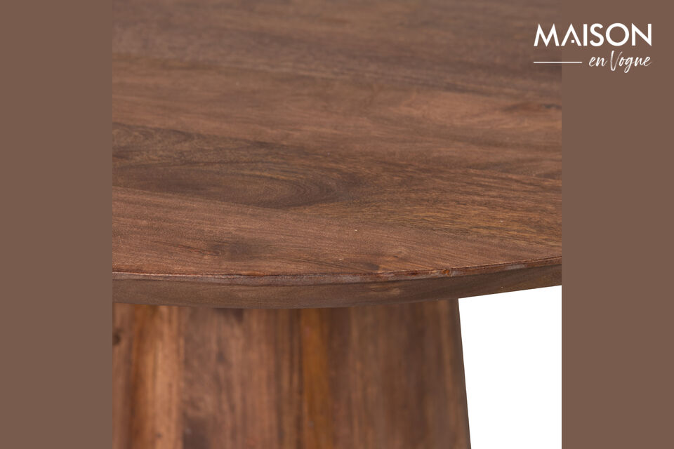 The mango wood with walnut-colored finish and the round shape of the table top immediately create