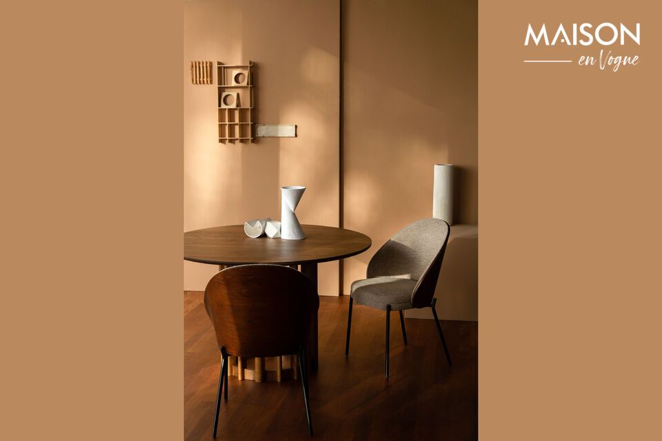 The characteristic base with various slats also provides a surprising touch and completes the