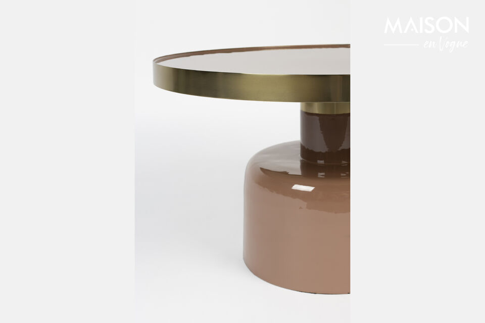 Deze kleine bijzettafel is gemaakt van gedecoreerd messing