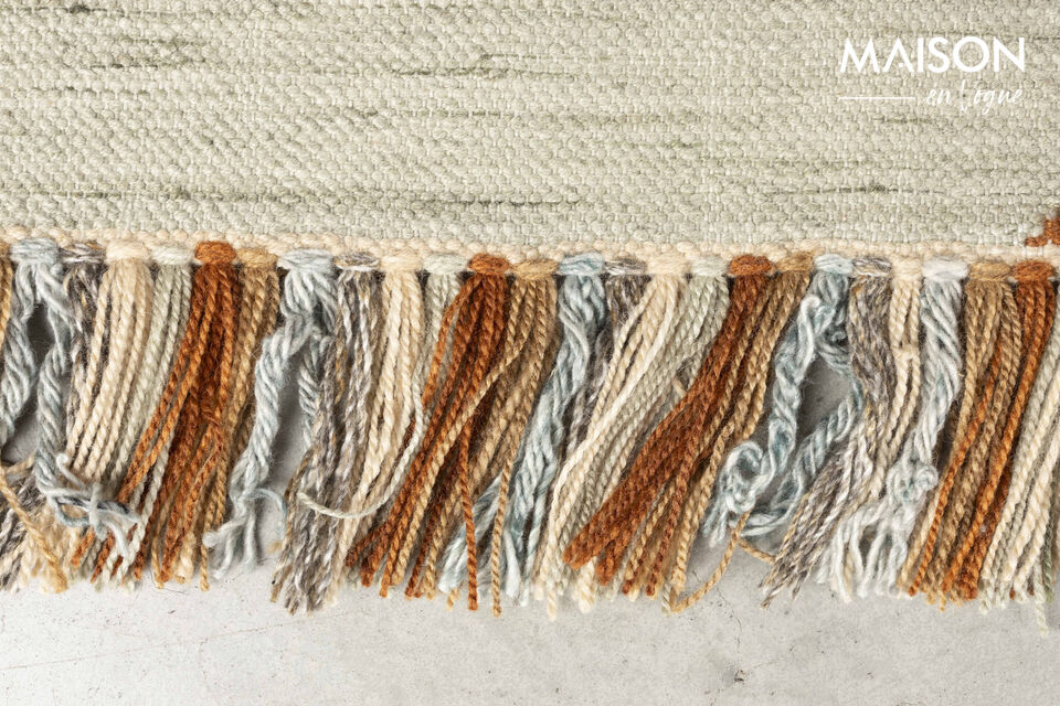 The rug captures the essence of the city with its depiction of the beautiful Saigon River winding