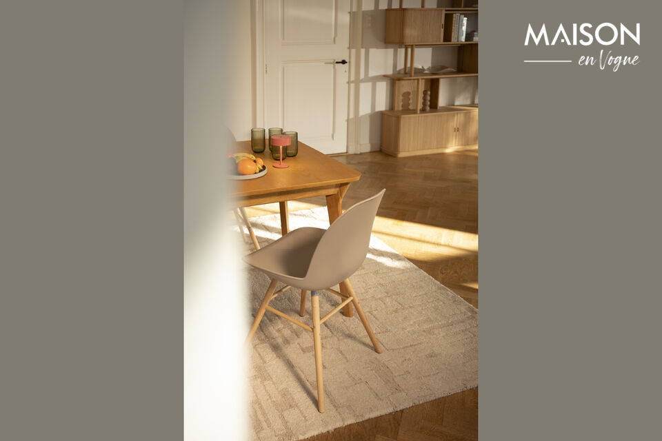 The handwoven technique provides a pleasant texture, making this carpet suitable for any interior