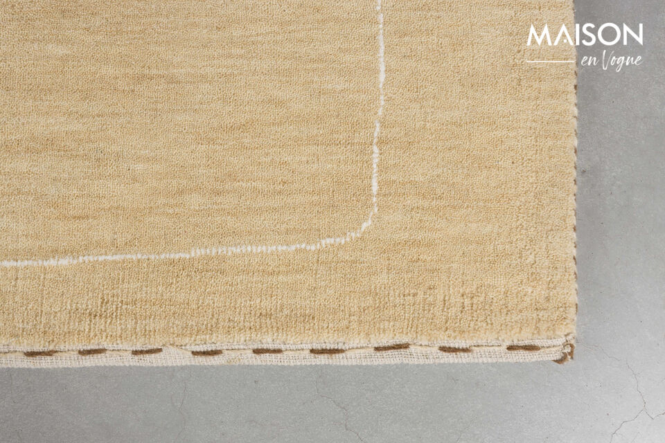 Combined with the striking stitched edge, it creates a playful look