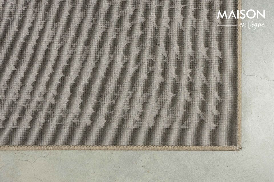 Made from high-quality materials, this 240x170 cm rug is not only spacious but also built to last