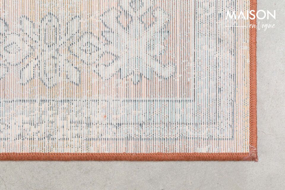 Its high-quality fabric offers a pleasant feel
