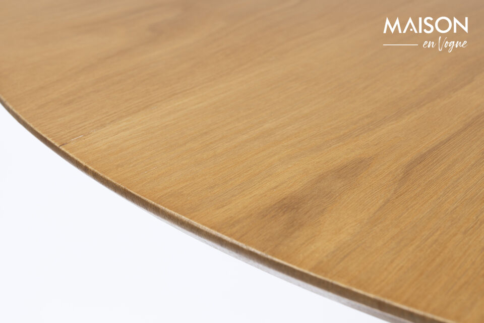 Dieser Tisch besteht aus verschiedenen Materialien