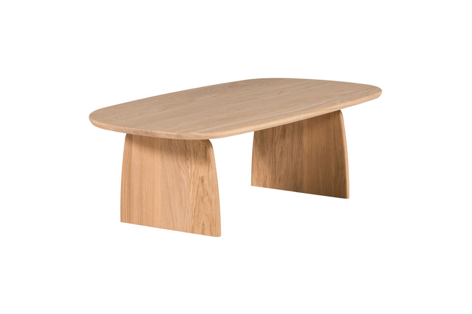 De eiken salontafel combineert een organische vorm met robuuste poten