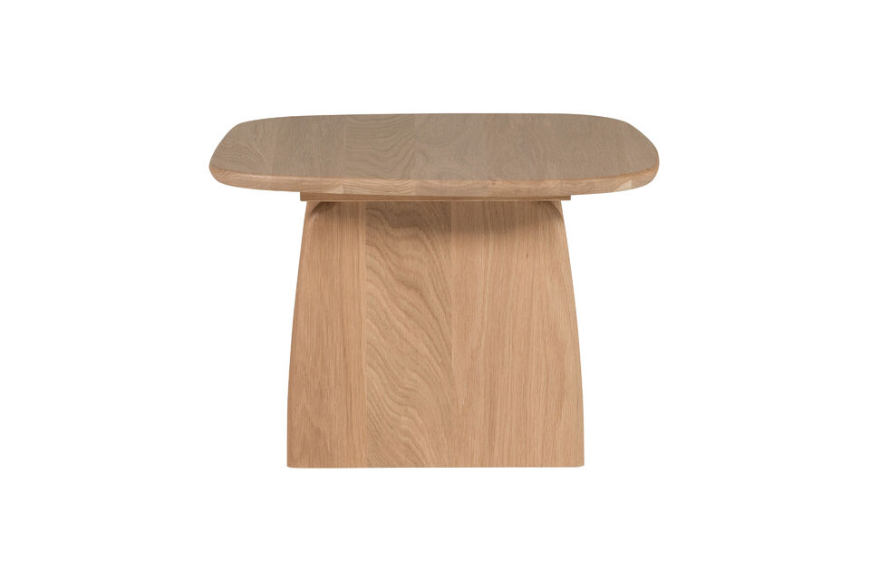 Deze eiken salontafel combineert een organische vorm met robuuste poten