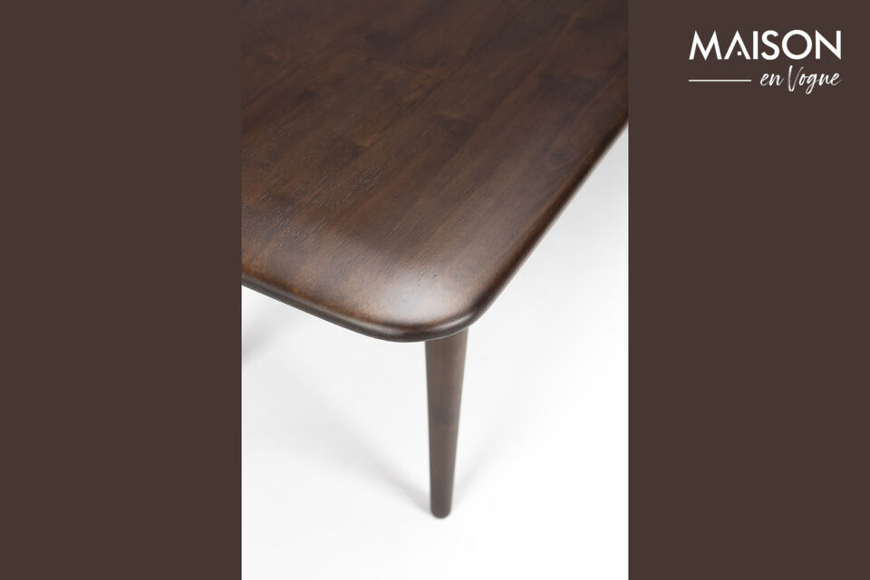 Deze meubels zijn gemaakt van massief hout met afgeronde hoeken in een diepe walnootkleur