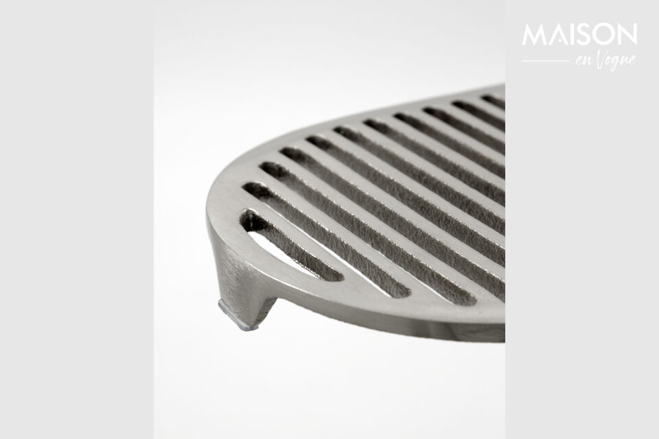 El salvamanteles Esme está fabricado en aluminio con un acabado plateado cepillado