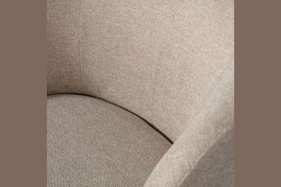 Latti is composed of 94% polyester and 6% nylon