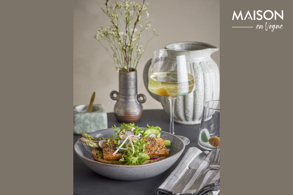 L\'assiette est fabriquée à la main