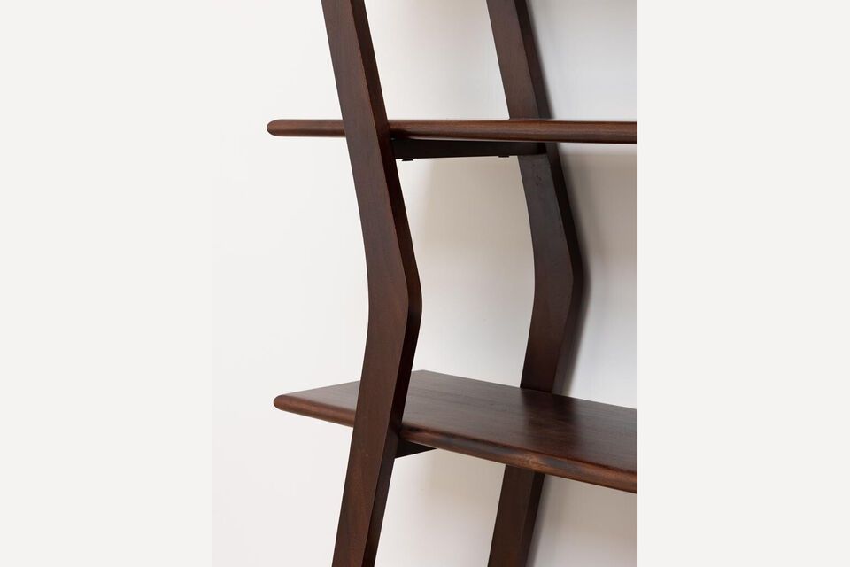 Realizzato in robusto legno di acacia