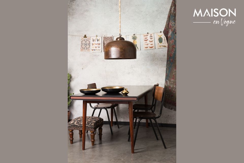 Its iron structure retains the sobriety of black to fully enhance the seat