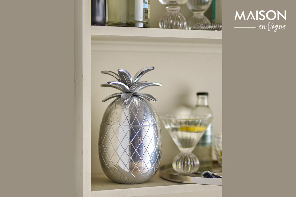 Le seau à glace Yuichi de Bloomingville est fabriqué en aluminium et a la forme d\'un ananas avec