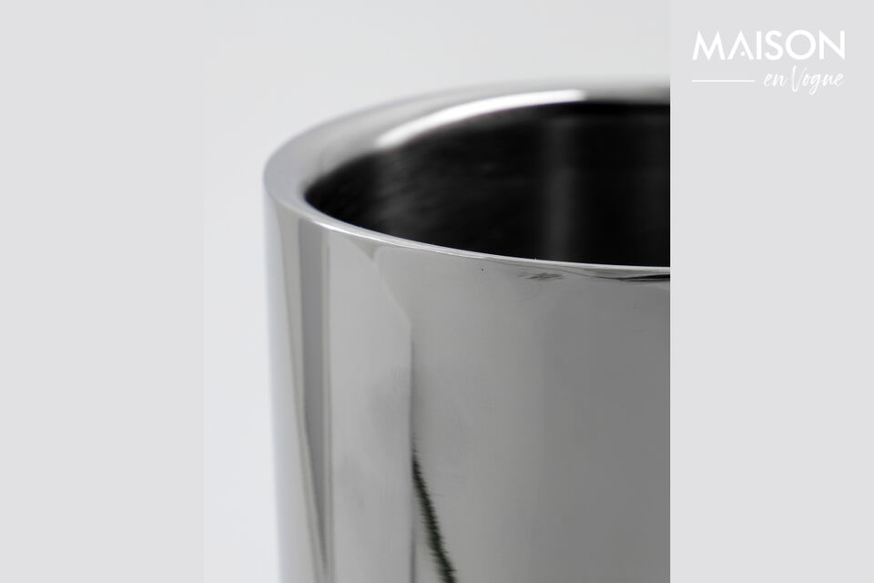 Keep your wine perfectly chilled for longer and infuse your home bar with sophisticated style