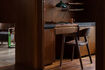 Miniatura Sedia con braccioli in legno di noce Westlake 4