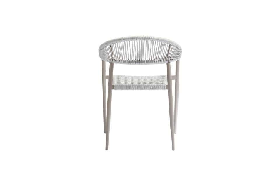 La chaise de salle a manger est fabriquee en aluminium leger avec un revetement en poudre mat