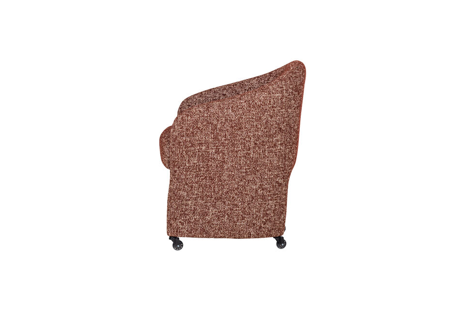 Questa sedia interamente imbottita combina comfort e funzionalità grazie alle ruote poste sotto la