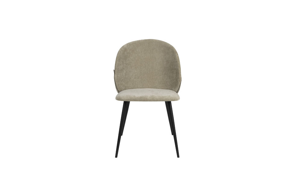 Questa sedia ti avvolge con il suo tessuto morbido e il suo design accogliente