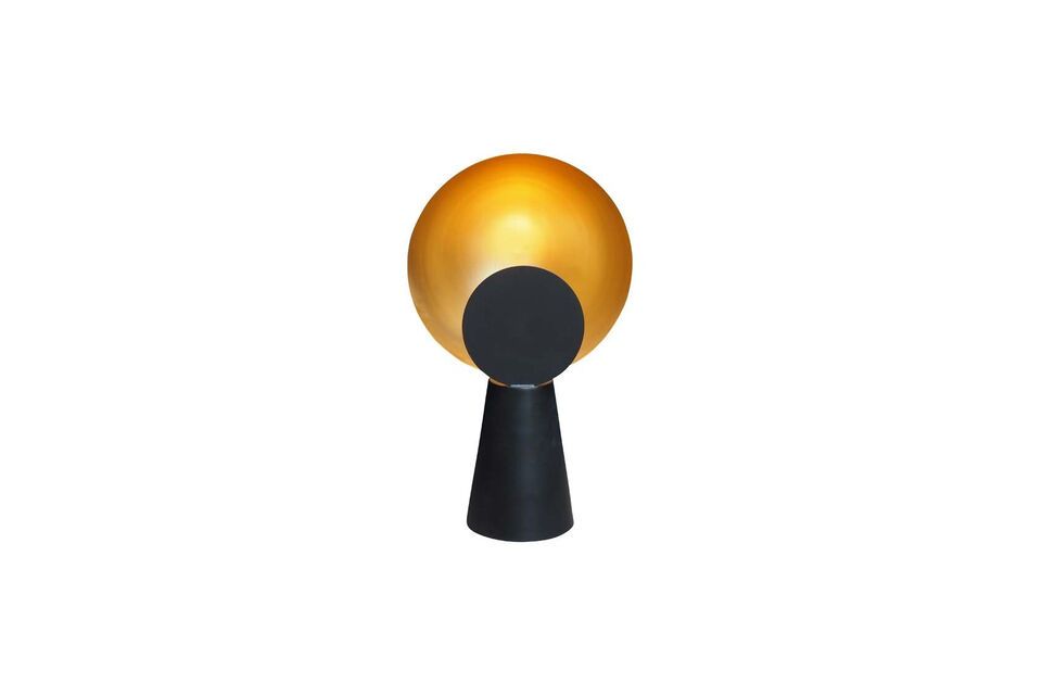 Introduzca un toque de elegancia funcional en su espacio con nuestra lámpara de hierro negro